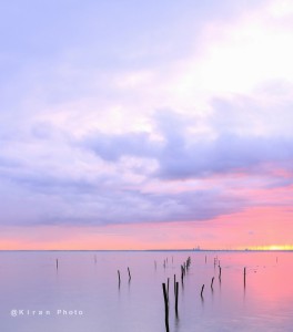 zonsopkomst boven Markermeer met fuikenstokken