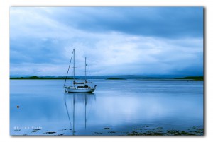 Zeilboot in blauwe uurtje