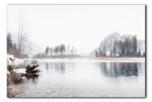 sneeuw en mist bij een bergmeertje