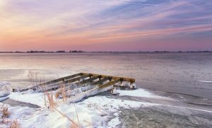 Sneeuw en IJs met een vergane steiger